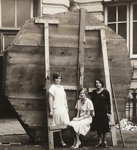 The tree cookie on its arrival to the Library Building in 1931.