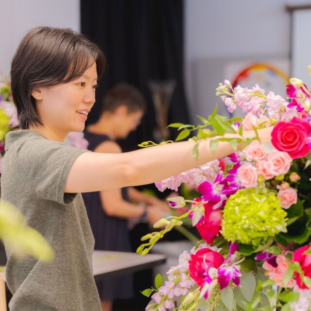 It's ALWAYS a good time to pick up a new plant hobby or passion. This fall, make time for some self-improvement with NYBG! 📖💐
 
Whether you're looking to build the skills to pull off the ✨perfect✨ floral centerpiece, or you're ready to take up botany, plant propagation, landscape design, or even botanical illustration, NYBG Continuing Education's slate of fall classes has a huge variety of courses and certificate series to pique your interests.
 
Make the change of season your time to grow your skillset. Hit the link in our bio to get started now.
 
#NYBGContinuingEd