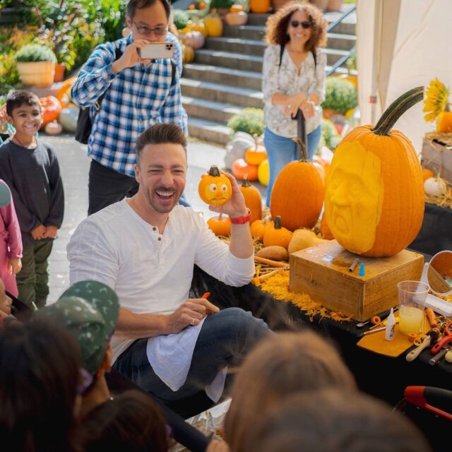 We're ALL about the frighful Fall-O-Ween fun this October, and we just so happen to be open today! 🎃🍁

If you've got the day off, you don't need to spend it all cooped up—hop a train to the Bronx and while away the day with plenty of pumpkin fun and an afternoon among the golden leaves of the dogwoods (and so many others). With @AdamBierton here carving frightful jack-o'-lanterns, a crisp chill in the air that'll have you pretending you're in a Nora Ephron romcom, and early fall color like painted gold, this can be SO much more than your average Monday.

#FallOWeen #Cornus florida #FallFoliage #leafing #pumpkins